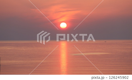 水平線に沈む夕陽 水平線に沈む夕陽 126245902