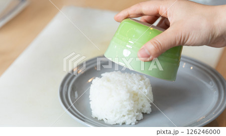 平皿にライスを盛り付けているところ　(写真素材) 126246000