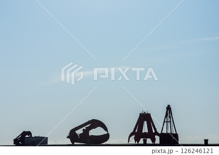 大津漁港の大型クレーン部品シルエットと冬空 大津漁港の大型クレーン部品シルエットと冬空 126246121