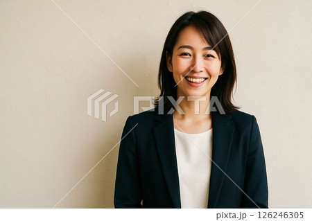 スーツの笑みを浮かべている若い女性のイラスト 126246305