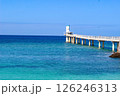 青い海にかかる橋 沖縄の青い海 126246313