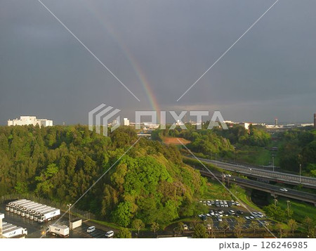 美しい虹が広がる郊外の風景 美しい虹が広がる郊外の風景 126246985