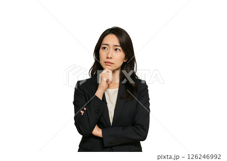 黒いスーツを着て考える女性ビジネスパーソン・意思決定イメージ 126246992