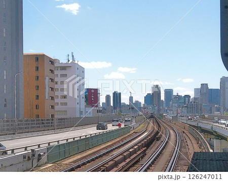 都市の交通インフラと高層ビル群 126247011