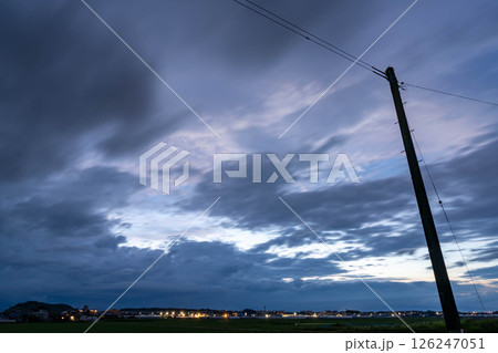 梅雨空と電柱 梅雨空と電柱 126247051