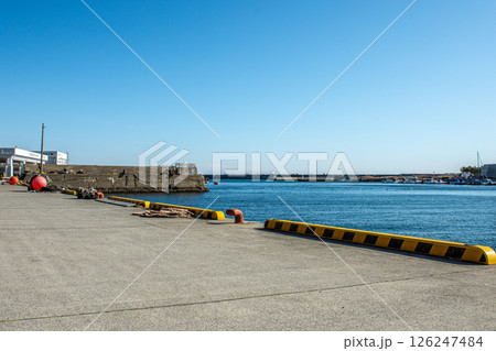 　晴天の平潟港、防波堤と青い海のんびり漁港風景―茨城県北茨城市 126247484