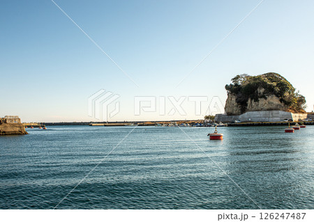 茨城 北茨城市・平潟港の静かな冬の漁港風景 126247487