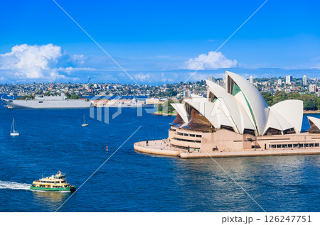 シドニー　ハーバーブリッジから見るオペラハウス 126247751