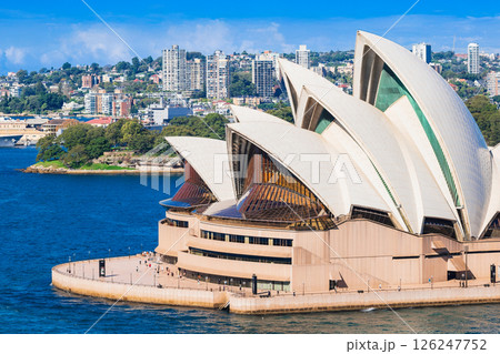 シドニー　ハーバーブリッジから見るオペラハウス 126247752