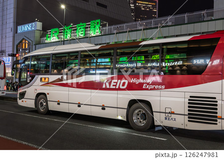 夜の新宿駅南口と夜行バスの回送車 夜の新宿駅南口と夜行バスの回送車 126247981