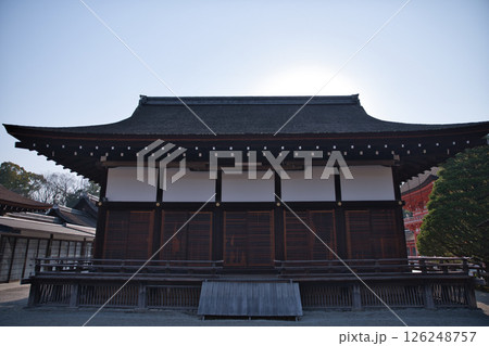 下鴨神社　朝日に照らされ神々しい神服殿2 126248757