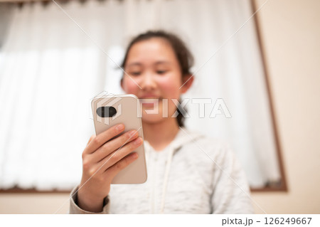 スマートフォンを見る女の子 スマートフォンを見る女の子 126249667