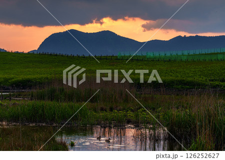 山際の雲間から覗く黄金色の夕焼け空と黄金色に輝くお亀池の水面　初夏の曽爾高原にて⑤ 126252627