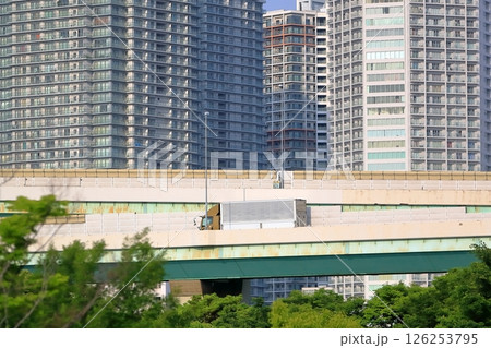 住宅と首都高速の風景（東京都江東区） 126253795