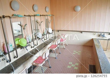 介護福祉施設の風呂 126254755