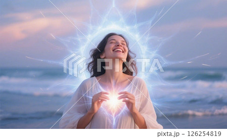 海をバックにエネルギーに溢れる女性　スピリチュアルイメージ 126254819