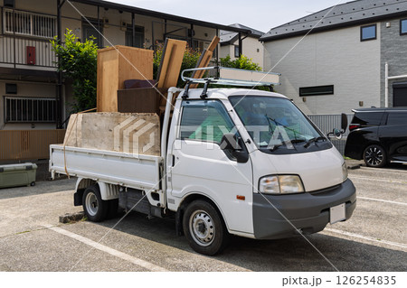 家の廃品を回収したトラック 126254835