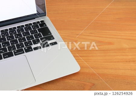ノートパソコン　木目の背景　デスクワーク　コピースペース 126254926