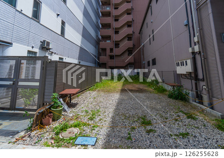 狭い更地　マンションの隙間 126255628