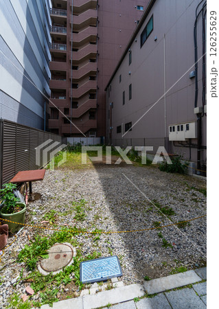 狭い更地　マンションの隙間 126255629