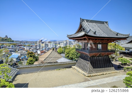 犬山市、瑞泉寺の鐘楼堂と犬山城の遠景 126255866