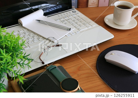 ライフスタイル 書斎のデスク 休日の過ごし方 ライフスタイル 書斎のデスク 休日の過ごし方 126255911