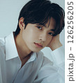 カメラ目線のアジア人の青年 126256205