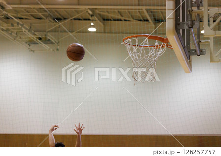 バスケットボールとバスケットゴール 126257757