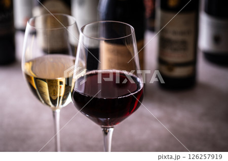 レストランでワインを飲む
レストランでワインを飲む
126257919