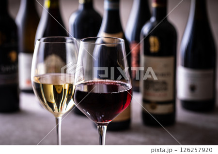 レストランでワインを飲む
レストランでワインを飲む
126257920