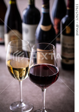 レストランでワインを飲む  126257921