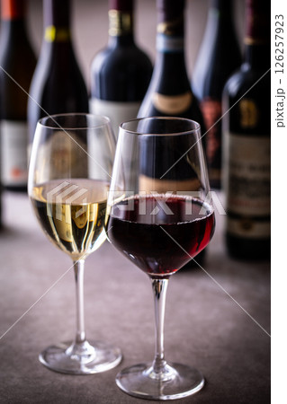 レストランでワインを飲む
レストランでワインを飲む
126257923
