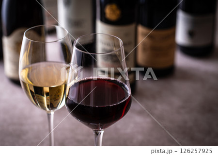 レストランでワインを飲む  126257925