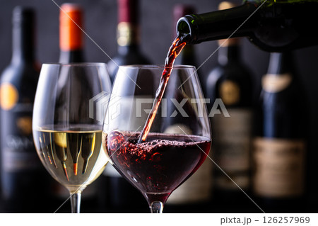 ワイングラスに赤ワインを注ぐ
ワイングラスに赤ワインを注ぐ
126257969