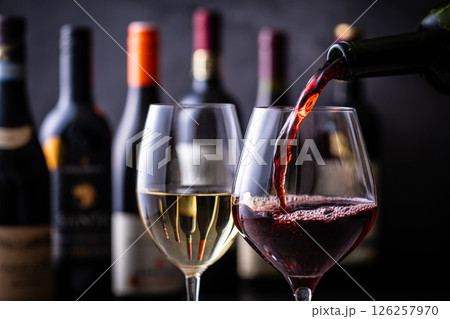 ワイングラスに赤ワインを注ぐ  126257970