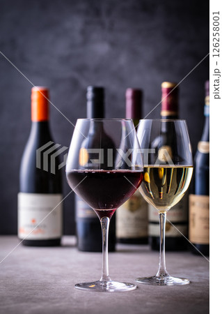 レストランでワインを飲む
レストランでワインを飲む
126258001