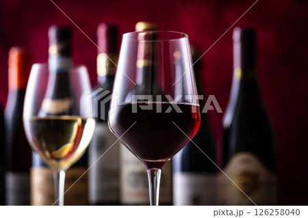 レストランでワインを飲む  126258040