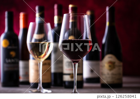 レストランでワインを飲む
レストランでワインを飲む
126258041