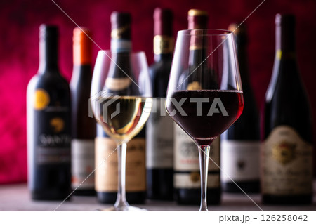 レストランでワインを飲む  126258042