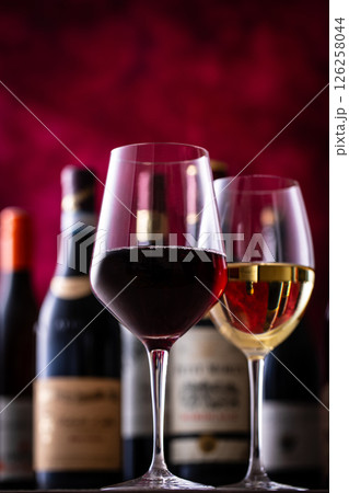 レストランでワインを飲む  126258044