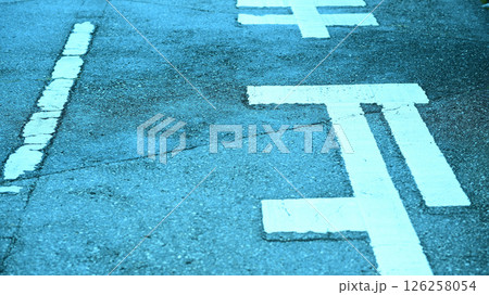 一時停止の路面標示 126258054
