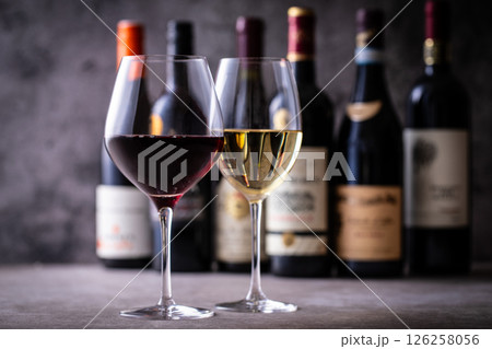 レストランでワインを飲む  126258056