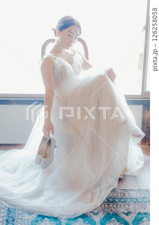 ウェディングドレスに身を包む女性｜結婚準備のワンシーン 126258058