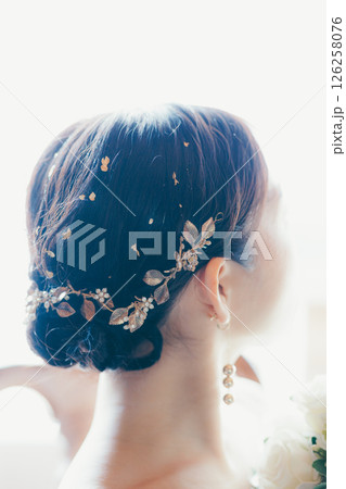 ウェディングドレスに身を包む女性｜結婚準備のワンシーン 126258076