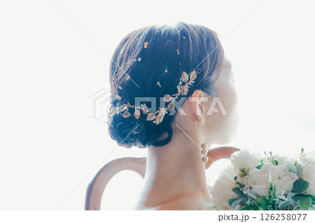ウェディングドレスに身を包む女性｜結婚準備のワンシーン 126258077