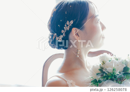 ウェディングドレスに身を包む女性｜結婚準備のワンシーン 126258078