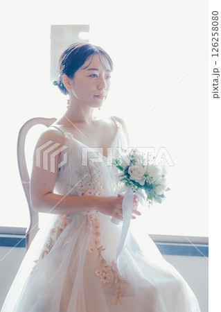 ウェディングドレスに身を包む女性|結婚準備のワンシーン ウェディングドレスに身を包む女性|結婚準備のワンシーン 126258080