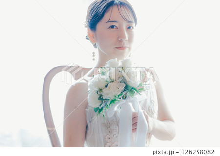 ウェディングドレスに身を包む女性|結婚準備のワンシーン ウェディングドレスに身を包む女性|結婚準備のワンシーン 126258082