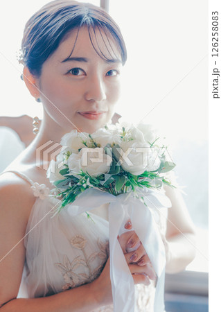 ウェディングドレスに身を包む女性｜結婚準備のワンシーン 126258083