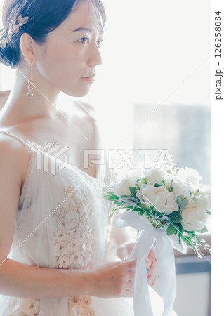 ウェディングドレスに身を包む女性|結婚準備のワンシーン ウェディングドレスに身を包む女性|結婚準備のワンシーン 126258084